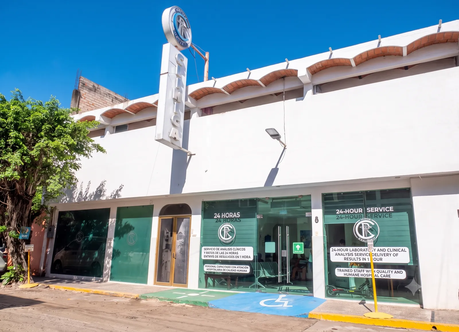 Fachada de Clínica Rentería en La Peñita de Jaltemba, Nayarit